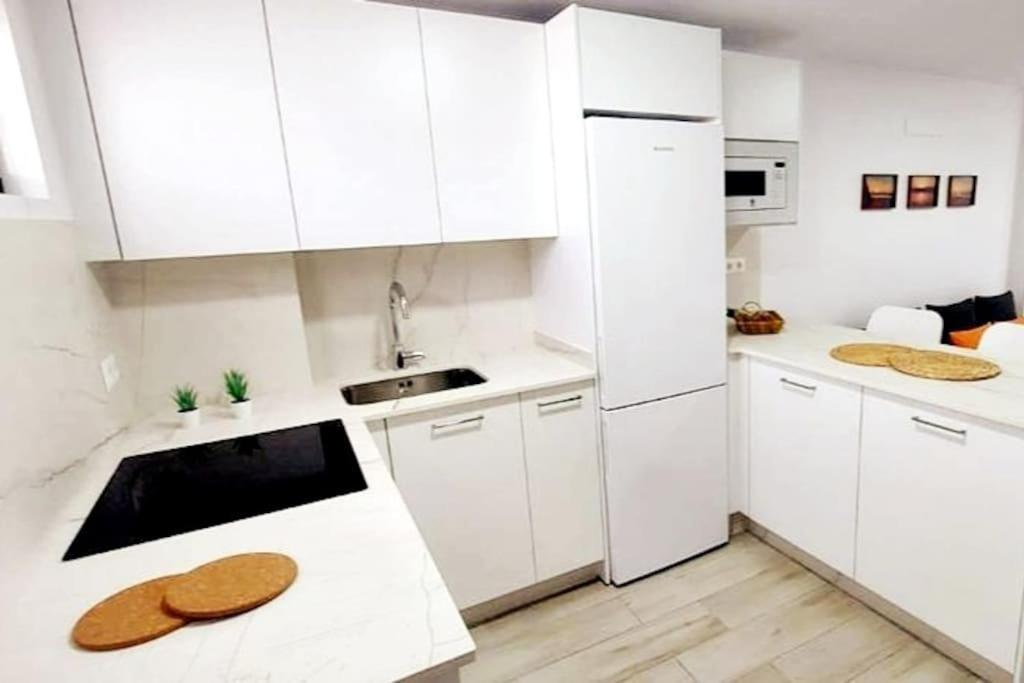 San Bartolomé Newly Refurbished Beachfront Apartment. מראה חיצוני תמונה